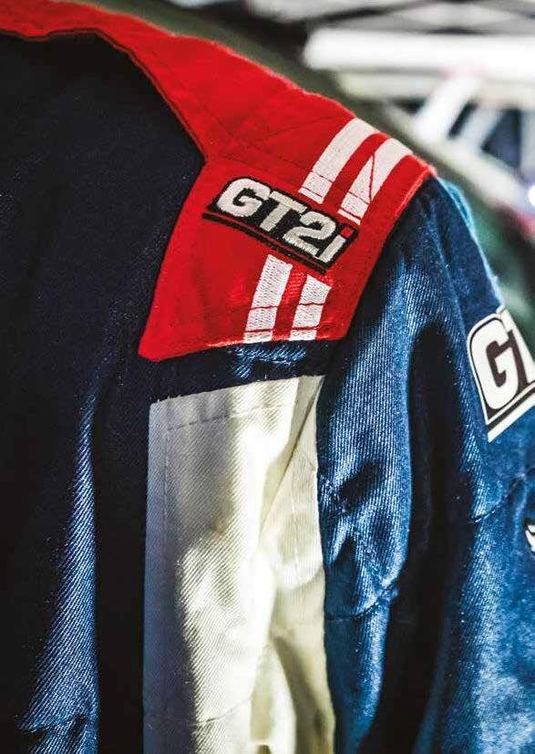 Ligthweight, soft and breathing suit for pilots